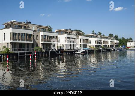 13.06.2019, Berlin, Deutschland, Europa, exklusive Luxuswohnungen am Ufer des Tegeler Fliess- und Tegel-Hafens auf der Humboldt-Insel in Tegel, Europa Stockfoto