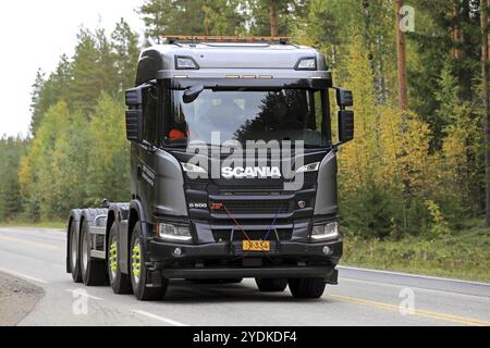 LAUKAA, FINNLAND, 22. SEPTEMBER 2017: Scania G500 XT 8X4-Lkw der nächsten Generation auf einer Probefahrt entlang der herbstlichen Autobahn während Scania Laukaa Tupaswilla O Stockfoto