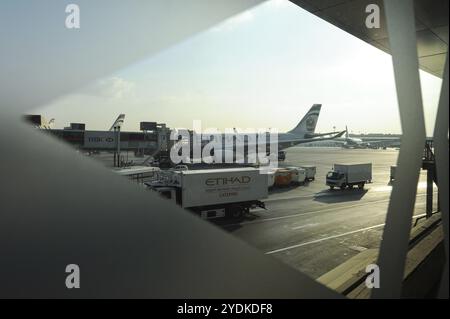 04.01.2014, Abu Dhabi, Vereinigte Arabische Emirate, Blick durch ein Fenster in der Abflughalle auf das Vorfeld des internationalen Flughafens, Asien Stockfoto