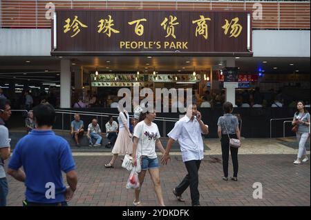 08.04.2018, Singapur, Republik Singapur, Asien, Menschen vor dem People's Park Complex in Chinatown, Asien Stockfoto