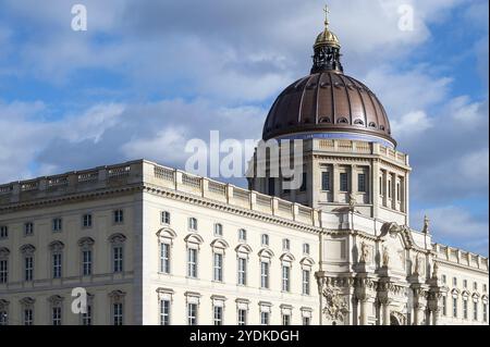 19.02.2022, Berlin, Deutschland, Europa, Blick auf das Humboldt Forum im wiederaufgebauten Berliner Schloss auf der Museumsinsel im Bezirk Mitte mit Westfassade Stockfoto