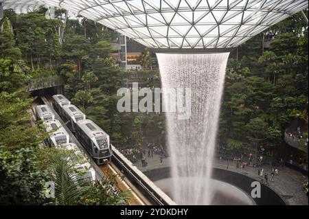 06.12.2019, Singapur, Republik Singapur, Asien, Forest Valley mit HSBC Rain Vortex Wasserfall im neuen Jewel Terminal am Changi International Ai Stockfoto