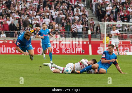 Stuttgart, Deutschland. Oktober 2024. v. li. im Zweikampf Jann-Fiete Arp (Holstein Kiel, #20), Angelo Stiller (VfB Stuttgart, #06), Patrick Erras (Holstein Kiel, #04) GER, VfB Stuttgart vs. Holstein Kiel, Fussball, Herren, 1. Bundesliga, 8. Spieltag, Spielzeit 2024/2025, 26.10.2024, DFL/DFB-VORSCHRIFTEN VERBIETEN JEDE VERWENDUNG VON FOTOGRAFIEN ALS BILDSEQUENZEN UND/ODER QUASI-VIDEO, Foto: Eibner-Pressefoto/Wolfgang Frank Credit: dpa/Alamy Live News Stockfoto