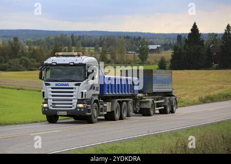 JAMSA, FINNLAND, 1. SEPTEMBER 2016: Weißer Scania R620 Lkw von JMK Oy für Baufahrten entlang der malerischen Autobahn an einem schönen Abend in Central Fi Stockfoto