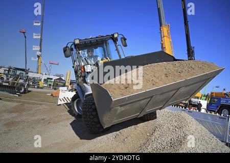 HYVINKAA, FINNLAND, 11. SEPTEMBER 2015: Unnamed man demonstriert die Arbeit mit Kramer Allrad 350 Kompakt-Radlader auf der MAXPO 2015 Stockfoto