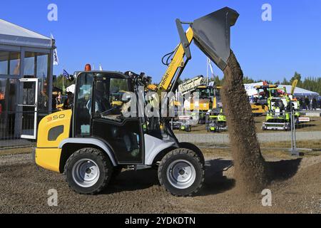 HYVINKAA, FINNLAND, 11. SEPTEMBER 2015: Unnamed man demonstriert Kramer Allrad 350 Kompakt-Radlader auf der MAXPO 2015 Stockfoto