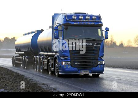 SALO, FINNLAND, 27. JANUAR 2017: Der blaue Tankwagen Scania R580 liefert bei Sonnenuntergang im Winter gefälltes Calciumcarbonat auf der Autobahn Stockfoto