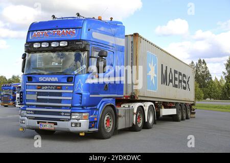 ALAHARMA, FINNLAND, 12. AUGUST 2016: Blauer Scania 164 L 480 Lkw mit Artic Trans und Maersk Seecontainer parkt an einem LKW-Stopp an einem klaren Tag von Augus Stockfoto