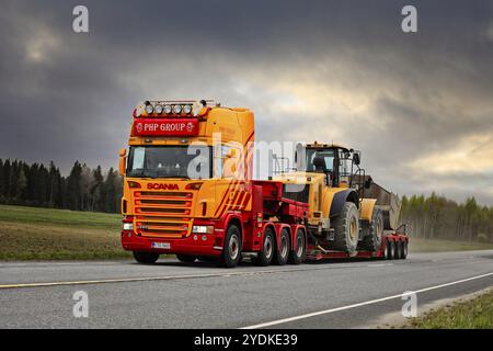 Der maßgeschneiderte Scania G580 Lkw der PHP Group vor dem Schwanenhals-Anhänger transportiert Cat-Radlader auf Highway 10. Tammela, Finnland. Mai 2021 Stockfoto