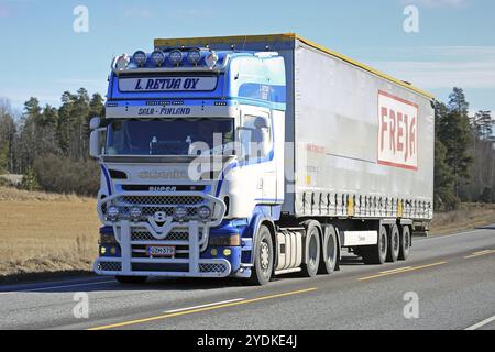 KAARINA, FINNLAND, 18. MÄRZ 2017: Ein maßgeschneiderter Super Scania R500 Pokemon von L. Retva Oy Sattelauflieger transportiert Güter an einem sonnigen Frühlingstag auf der Autobahn Stockfoto