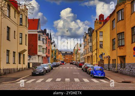 Farbenfrohe Jugendstil- und Jugendstilarchitektur oder Stadtvillen in der Huvilakatu Straße, Helsinki Finnland mit blauem Himmel und Wolken. April 2020 Stockfoto