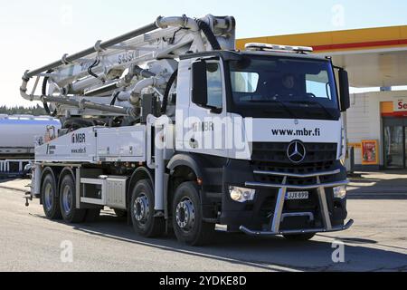 TURKU, FINNLAND, 18. MÄRZ 2017: Weißer Mercedes-Benz Arocs 3542 Schwing Stetter S43SXIII Betonpumpenwagen an einer LKW-Haltestelle in Turku. Die bewegliche Verschraubung Stockfoto