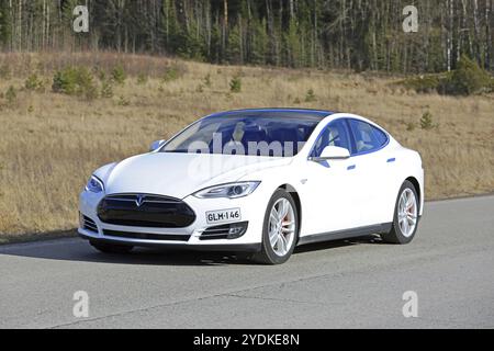 PAIMIO, FINNLAND, 18. MÄRZ 2017: Weißer Tesla Model S P85D Elektrowagen im Frühjahr in Südfinnland Stockfoto