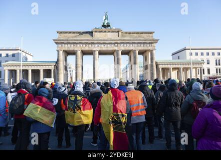 08.01.2024, Berlin, Deutschland, Europa, mehrere tausend Bauern und Handwerker mit ihren Traktoren und Lastwagen nehmen an dem Protest der Freien Bauern Teil Stockfoto