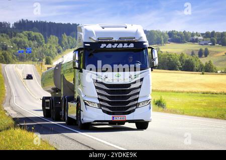 Weißer Iveco S-Way Milchtankwagen von Pajala für Arla Foods, der sich an einem Sommertag im Verkehr der Autobahn 3 bewegt. Pirkanmaa, Finnland. August 2022 Stockfoto