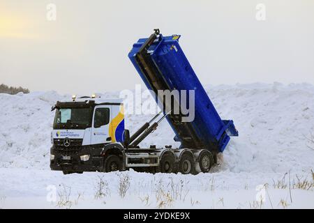 Mercedes-Benz Kipper entlädt Schnee von Straßen und Parkplätzen in der kommunalen Schneestandstelle. Salo, Finnland. Januar 2024 Stockfoto