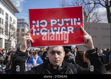 17.03.2024, Berlin, Deutschland, Europa, Tausende von Menschen protestieren vor der russischen Botschaft unter den Linden im Berliner Stadtteil Mitte Under Stockfoto