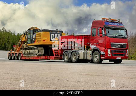 ORIVESI, FINNLAND, 17. MAI 2017: Volvo FH Semi macht sich bereit, einen großen hydraulischen Raupenbagger Cat 336FL auf Schwanenhalsanhänger an einem Lkw-Stopp zu transportieren Stockfoto