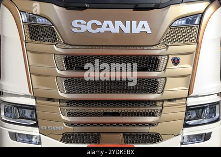 FORSSA, FINNLAND, 1. MAI 2017: Details zur Vorderseite des Scania R500-Sattelkippers der nächsten Generation in Creme- und Bronzefarben Stockfoto