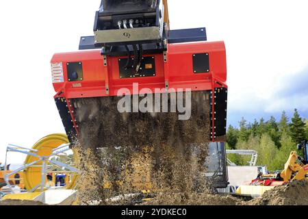 Hyvinkaa, Finnland. September 2019. Masseanschluss am Bagger AM ALLU D-Transformator für hydraulische Siebvorrichtung am Löffel beim Maxpo 2019 Stockfoto