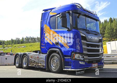 HAMEENLINNA, FINNLAND, 15. JULI 2017: Maßgeschneiderter Scania R500-Sattelzugmaschine der nächsten Generation von Kuljetus Petri Nurminen auf der Tawastia Truck Weeke Stockfoto