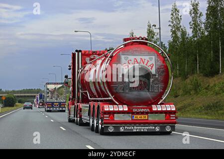 LEMPAALA, FINNLAND, 9. AUGUST 2018: Rückansicht des Torpedo Scania T164 Geschichte von Scania Pouls Bremseservice A/S im Konvoi zur Power Truck Show 2018 Stockfoto