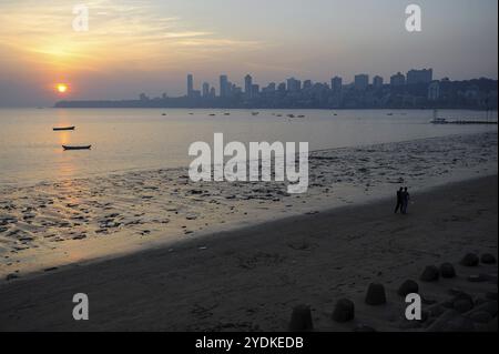 12.12.2011, Mumbai, Maharashtra, Indien, Asien, Sonnenuntergang am Chowpatty Beach entlang des Marine Drive mit der Silhouette der Skyline von Malabar Hill im Hintergrund Stockfoto