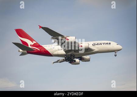 02.08.2023, Singapur, Republik Singapur, Asien, Ein Passagierflugzeug der australischen Fluggesellschaft Qantas Airways vom Typ Airbus A380-800 mit dem Stockfoto