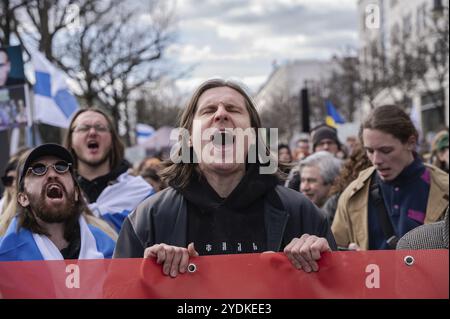 17.03.2024, Berlin, Deutschland, Europa, Tausende von Menschen protestieren vor der russischen Botschaft unter den Linden im Berliner Stadtteil Mitte Under Stockfoto