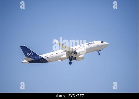 13.05.2024, Berlin, Deutschland, Europa, Ein Passagierflugzeug der Lufthansa Airbus A320neo mit der Registrierung D-AIJD, das von Berlin Brandenburg Air startet Stockfoto