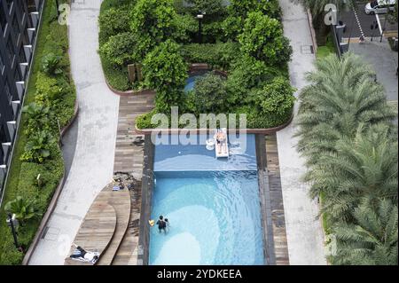 01.08.2023, Singapur, Republik Singapur, Asien, Blick von der Green Oasis Aussichtsterrasse des neuen CapitaSpring Wolkenkratzers auf das grüne Dach Stockfoto