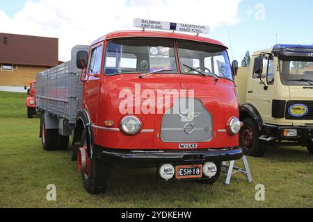 ALAHARMA, FINNLAND, 12. AUGUST 2016: Seltene Wilke Oldtimer Truck Year 1964 von Carl-Johan Blomqvist auf der Power Truck Show. CA 120 Wilke Trucks waren Manufakt Stockfoto