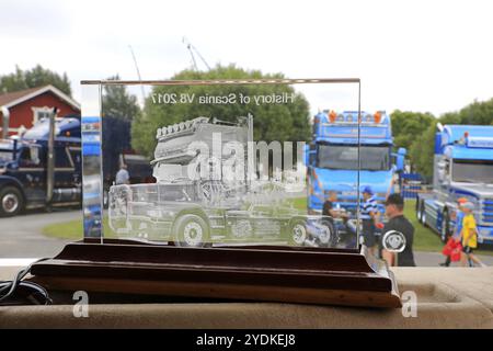 ALAHARMA, FINNLAND, 10. AUGUST 2018: Scania 143H Streamline 2x V8 Engine Truck Pouls Bremseservice A/S auf der Power Truck Show 2018, Innenausstattung der Kabine Stockfoto