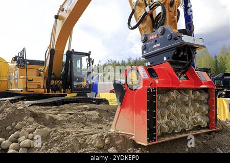 Hyvinkaa, Finnland. September 2019. ALLU D-Transformator-Hydraulikausrüstung für Materialumschlaganwendungen beim Cat-Hydraulikbagger 330F auf Maxpo 2019 Stockfoto