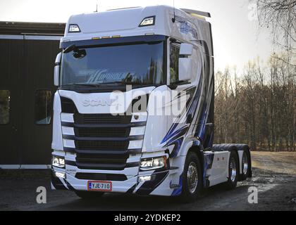 RASEBORG, FINNLAND, 19. NOVEMBER 2016: Scania S500 der nächsten Generation von Transport K Lindholm & Co. Wird auf eine Werft verlegt. Der Raseborg-basierte Transport Stockfoto