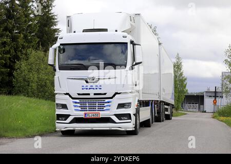 Weißer, neuer MAN TGX 26,510 Lkw vor einem Kühlanhänger auf Asphaltplatz. Salo, Finnland. Mai 2022 Stockfoto