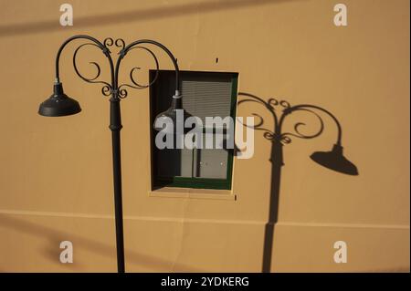 09.05.2018, Sydney, New South Wales, Australien, Eine Straßenlaterne wirft einen Schatten auf ein Gebäude im Viertel Rocks, Ozeanien Stockfoto