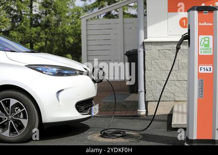 FORSSA, FINNLAND, 23. JUNI 2017: Das weiße Renault Zoe ZE 40 Elektroauto lädt die Batterie auf. Der 5-türige Heckheck ZE 40 hat eine Batterie von 41 kWh und Maximum Stockfoto