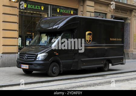 United Parcel Service oder UPS-Lieferwagen Mercedes-Benz parkt auf der Straße im Zentrum von Helsinki, Finnland. März 2019 Stockfoto