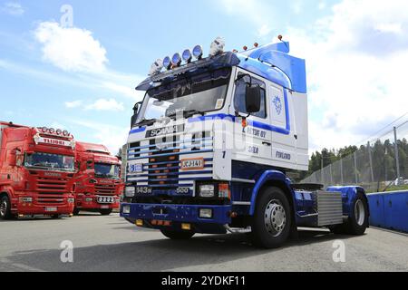 HAMEENLINNA, FINNLAND, 16. JULI 2016: Scania 143M 500 Lkw von L. Retva auf dem jährlichen Tawastia Truck Weekend 2016 Stockfoto