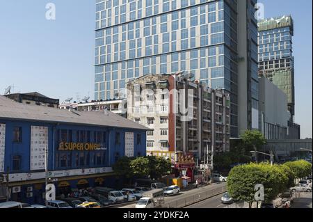 04.02.2017, Yangon, Myanmar, Asien, Ein moderner Büroturm und ein Luxushotel flankieren das Einkaufszentrum Junction City im Zentrum des Wirtschaftszentrums Stockfoto