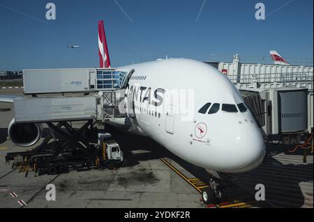 28.09.2019, Sydney, New South Wales, Australien, Ein Passagierflugzeug des Qantas Airbus A380-800 parkt am Flugsteig des Kingsford Smith International Airport Stockfoto