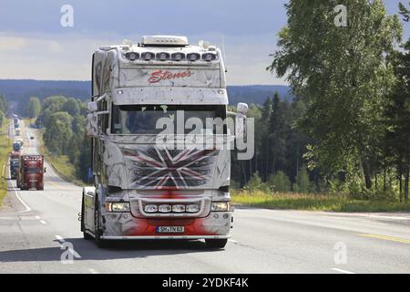 IKAALINEN, FINNLAND, 10. AUGUST 2017: Fine Scania R480 Truck Tractor Rolling Stones nimmt an Lkw-Konvoi zur Power Truck Show 2017 Teil Stockfoto