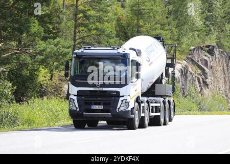 Volvo FMX Betonmischer von Swerock Oy, dem größten Lieferanten von Zuschlagstoffen und Fertigbeton in den nordischen Ländern. Salo, FI. August 9-23 Stockfoto