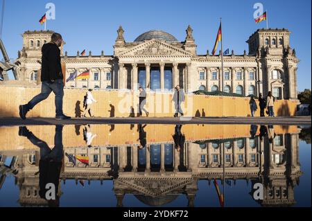 21.10.2023, Berlin, Deutschland, Europa, die Menschen gehen an einem sonnigen Herbsttag am Reichstag im Berliner Stadtteil Mitte vorbei, dessen Westfassade sich in einem spiegelt Stockfoto