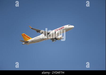 04.06.2023, Berlin, Deutschland, Europa, Ein Passagierflugzeug des Typs Pegasus Airlines Airbus A320 Neo mit der Registrierung TC-NCO, das von Berlin Branden aus startet Stockfoto