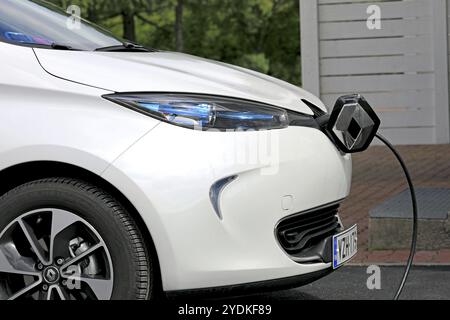 FORSSA, FINNLAND, 23. JUNI 2017: Das Elektroauto Renault Zoe ZE 40 wird angeschlossen, um die Batterie aufzuladen. Das Zoe unterstützt nur das Laden über das Stromnetz Stockfoto