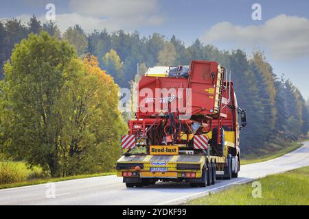 MAN Truck von Mateo Transport bringt Grimme SE 75-30 Kartoffelerntemaschine an einem schönen Herbsttag auf die Straße, Rückansicht. Salo, Finnland. September 20 Stockfoto