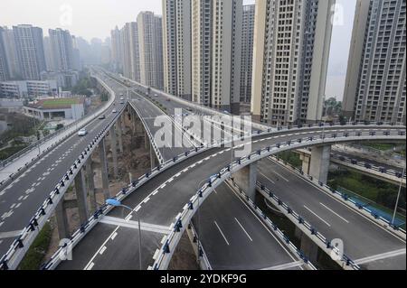 03.08.2012, Chongqing, China, Asien, neue Hochhäuser und Hochstraßen am Stadtrand der Metropole. Die Megacity befindet sich in Th Stockfoto