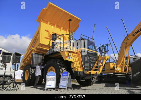 HYVINKAA, FINNLAND, 11. SEPTEMBER 2015: Unbenannte Männer demonstrieren Komatsu HD605 Starrkipper für den Bergbau auf der MAXPO 2015 Stockfoto